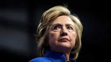 Mașina care o transporta pe Hillary Clinton, implicată într-un accident