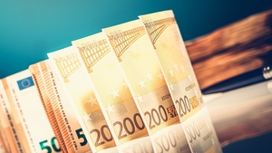 Jobul neobișnuit care îi aduce sute de euro pentru câteva ore de așteptare. Ce face un tânăr de 23 de ani