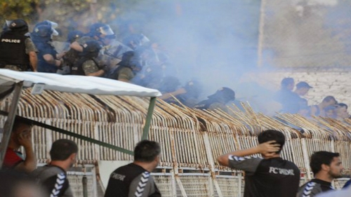 VIDEO - IMAGINI CARE POT AFECTA EMOTIONAL! In timpul unui meci, unui suporter macedonean i-a explodat o grenada in mana!