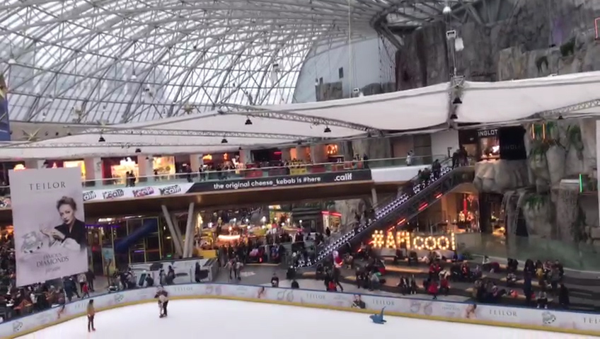 Imaginile care îți taie respirația! Un copil a urcat pe cupola de sticlă a mall-ului Afi Cotroceni
