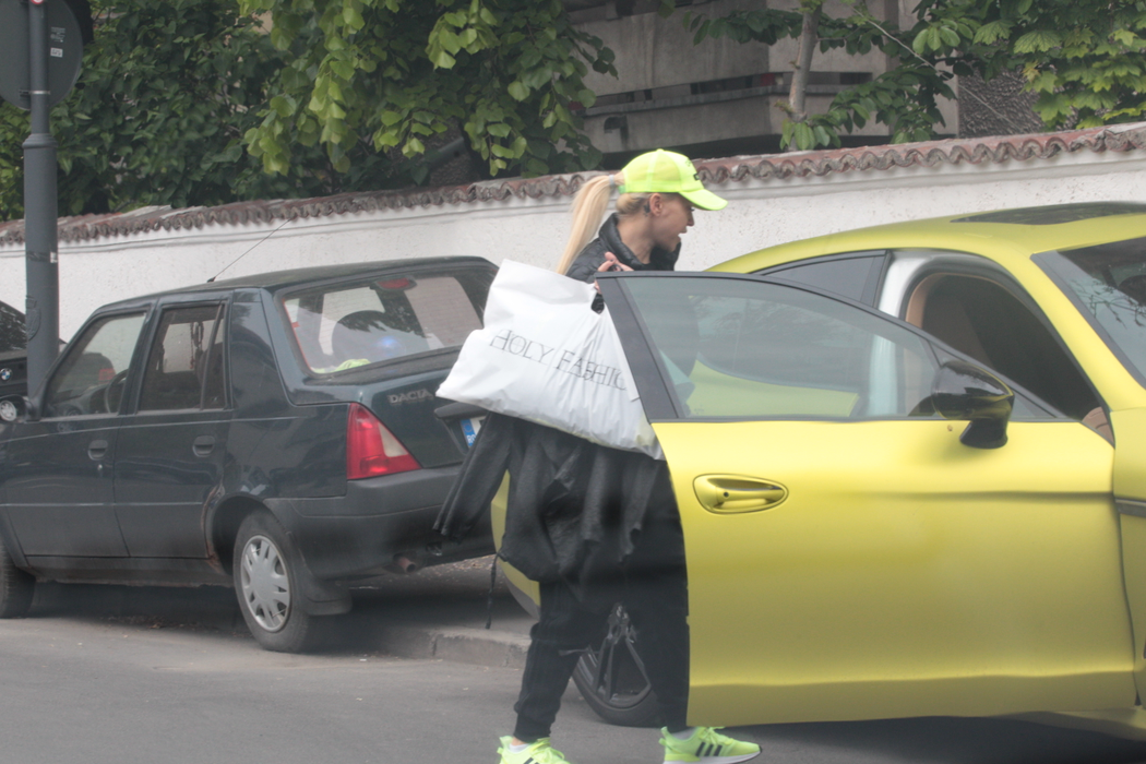 Anda Adam și-a ”asortat” Porsche-ul cu adidașii și șapca!