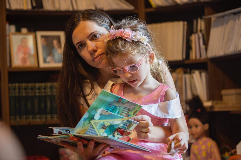 Cu ce se ocupă Mirabela Grădinaru, soţia lui Nicușor Dan! Noul primar general al Capitalei a cunoscut-o în timpul facultății pe cea care i-a dăruit o fetiță