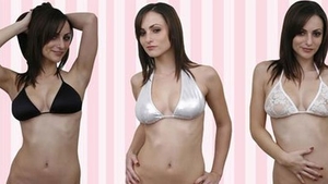 VIDEO - Aceştia sunt cei mai decoltaţi bikini! Oare vom vedea vreo vedetă de la noi îmbrăcată aşa pe plajele de la Mamaia?