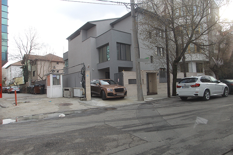 Mirel Rădoi își parchează Bentley-ul