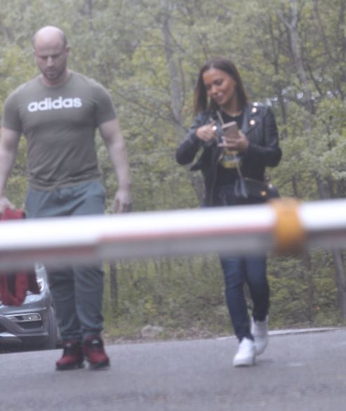 Andreea Antonescu și musculosul Dănut ies fericiți de la ședința de masaj cu bețe de bambus