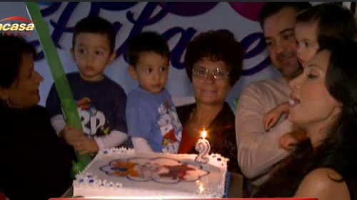 Tripleţii Nicoletei Luciu, aniversare cu zeci de copii! Vezi ce tort minunat au avut micuţii