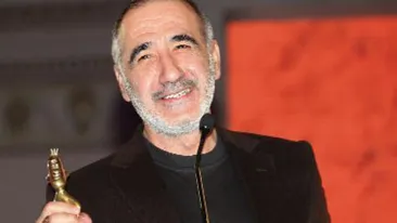 S-a urcat in metrou din Militari si s-a uitat in fata. Nu i-a venit sa creada cu cine calatoreste! I-a facut repede o poza!