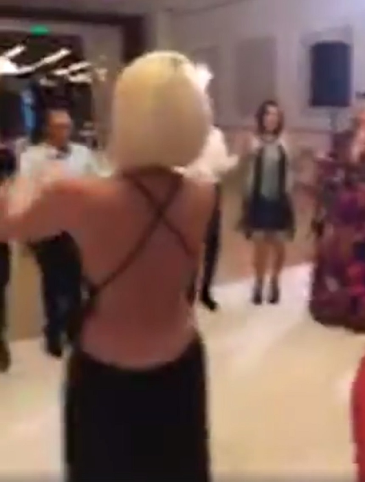Maria Constantin, apariţie răvăşitoare la un botez. A îmbrăcat o rochie cu spatele gol, nu a purtat sutien şi…