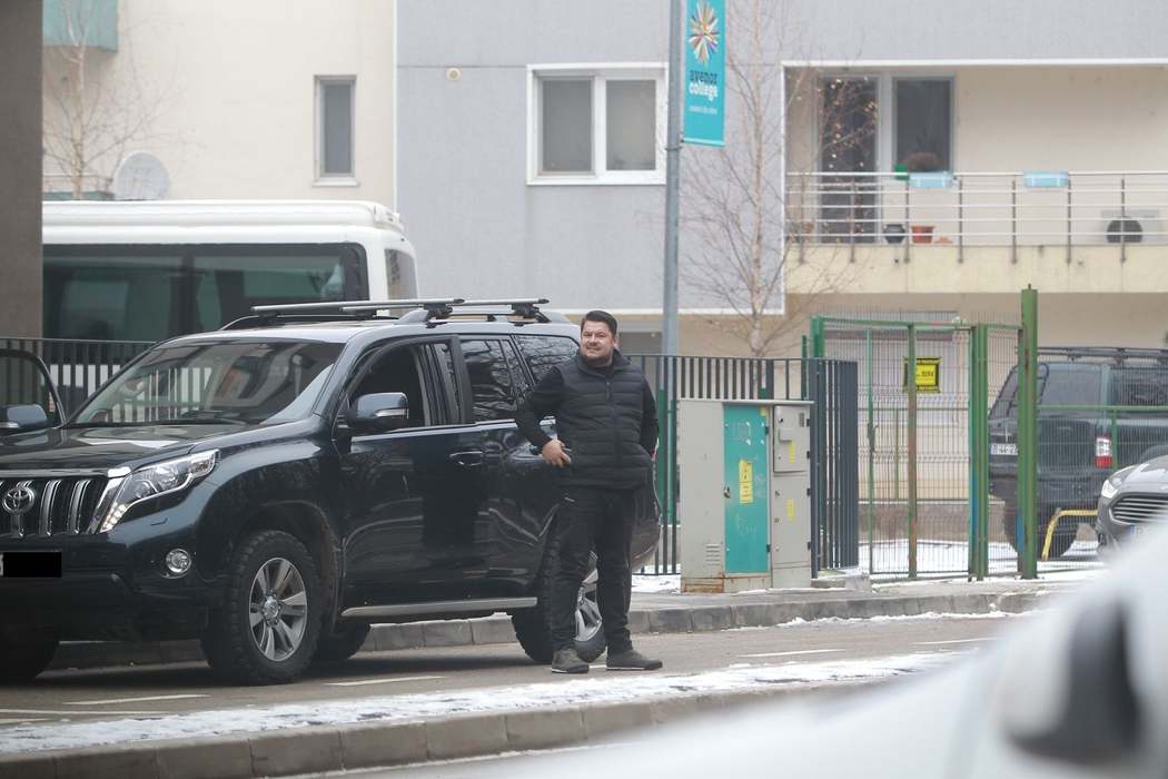 A coborât relaxat din SUV-ul său ...