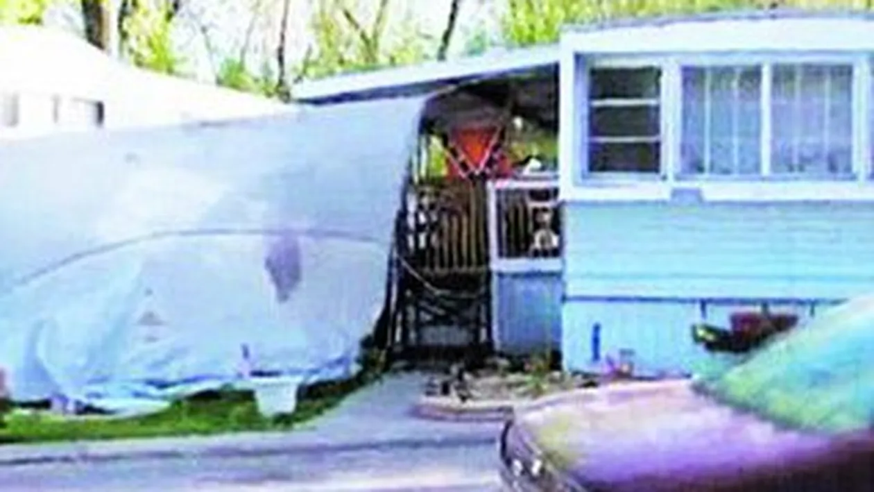 Baiat din America, chinuit de parinti timp de un an! Lasat sa moara intr-un cotet de caine