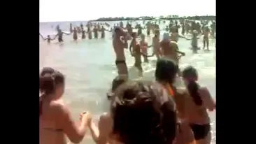 Flash mob de Romania! Zeci de turisti au incins o hora pe plaja si in mare! Asta da atractie pentru straini!