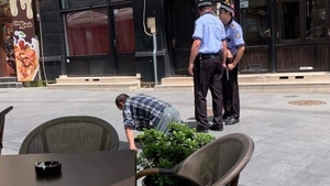 Scene uluitoare la Craiova. Un echipaj de la Poliţia Locală trece indiferent pe lângă un bătrân care se târăşte în genunchi