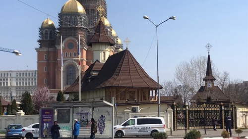 Poliţia a intervenit la Catedrala Neamului! Peste 200 de credincioşi s-au adunat la slujba de azi