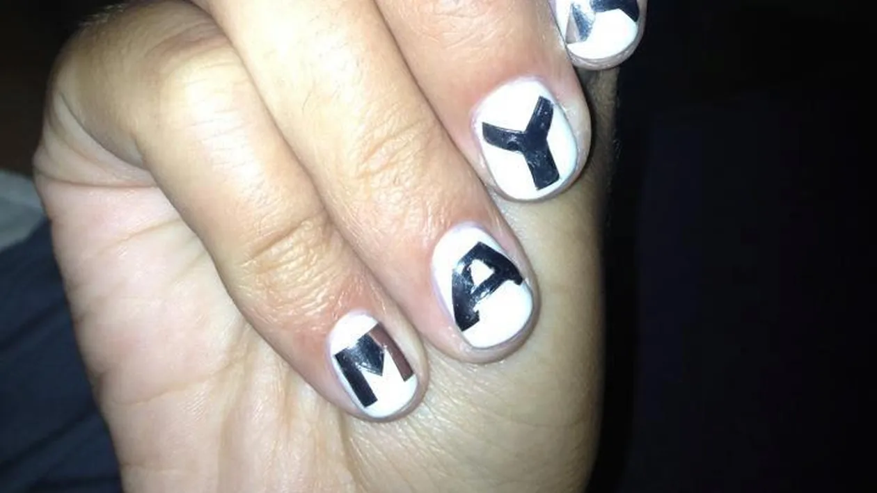 Antonia îşi ia fiica cu ea...pe unghii! Uite ce manichiură inedită şi-a făcut cântăreaţa din iubire pentru copilul ei