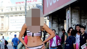 În sutien şi în chiloţi în faţa la ASE! Aşa a fost fotografiată o VEDETA cu doar căteva ore înainte de începerea şcolii