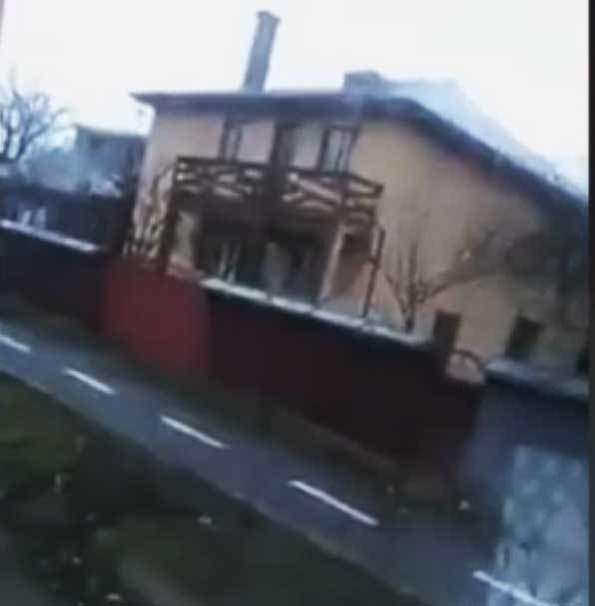 Culmea marcajelor rutiere la români! Au marcat trotuarul pe 10 kilometri, nu şi strada!