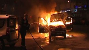 Alertă în Capitală, după ce un bărbat a incendiat o mașină. Oamenii legii susțin că a produs și alte pagube