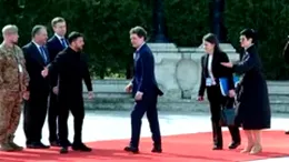 Nicușor Dan iar s-a încurcat în Protocol. De data asta la vizita lui Zelenski. Toată lumea i-a sărit în ajutor, de la președintele Ucrainei, până la șefa de protocol, Delia Dinu