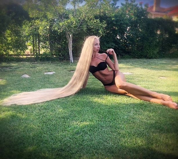 Rapunzel există și în viața reală! O femeie din Ucraina și-a lăsat părul să crească până la lungimea de doi metri