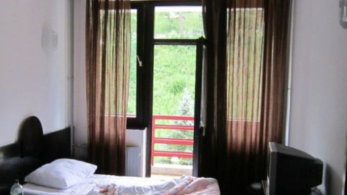 GALERIE FOTO. Cum arată hotelul unde sute de femei au fost violate și torturate. Turiștii habar nu au ce s-a petrecut în interior