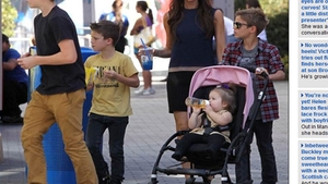 Adora tocurile inalte si acum stim de ce! Victoria Beckham este mai mica in inaltime decat fiul ei de 13 ani