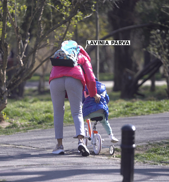 Lavinia îl ajută pe fiul ei să meargă pe bicicletă (Foto: CANCAN.RO)