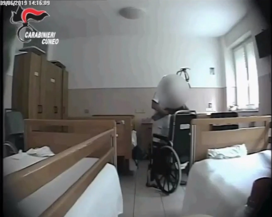 Ce făceau două românce în Italia cu bătrânii pe care îi îngrijeau. Atenție, imagini halucinante