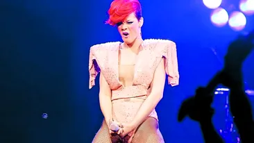 Rihanna a incins microfonul