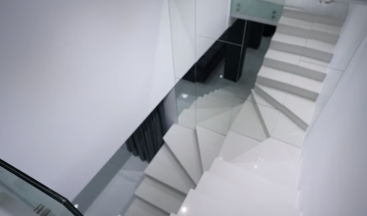 Prins drogat la volan, Dorian Popa s-a reapucat temeinic de treabă. Noul vlog conține imagini nemaivăzute din „palatul” în care locuiește