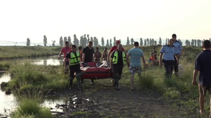 Un copil de 12 ani a murit înecat într-un canal de irigații, sub privirile prietenilor lui