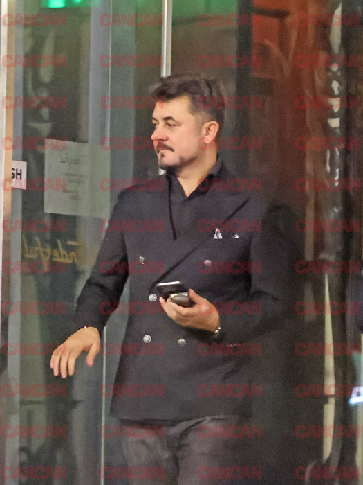 Cristian Onețiu a închis laptopul și a ieșit cu soția la club. Ziua face milioane, seara golește paharele