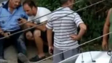 VIDEO Politist, calcat cu masina de un talhar pe care incerca sa-l legitimeze