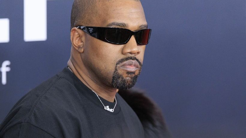 Kanye West are din ce în ce mai multe probleme. A fost dat în judecată și afacerea lui a primit o lovitura grea