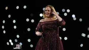 ADELE s-a măritat! Celebra cântăreaţă a lăsat să îi scape marea veste în timpul unui concert, atunci când...
