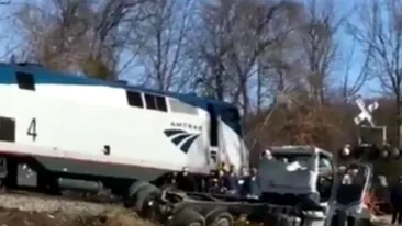 Accident neobişnuit! Un tren plin cu politicieni a lovit o maşină de gunoi. Sunt două victime!