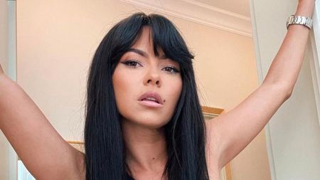 Inna a făcut show în fața bisericii Sacre-Coeur din Paris. Turiștii au scos imediat telefoanele să filmeze momentul