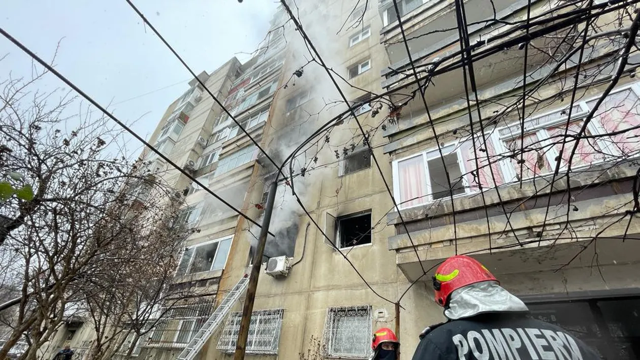 Incendiu de proporții în Capitală! Un bărbat și-a dat foc la propriul apartament