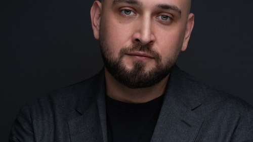 Cine este actorul Vlad Marinescu, reținut în ancheta The Buddhist. Ar fi stat la masă alături de Adrian Copilul Minune în momentul descinderii
