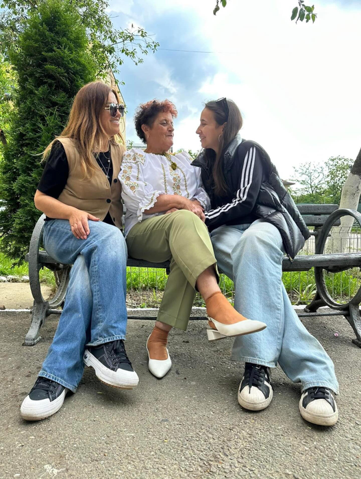 Maya și mama Mirelei Retegan. Sursa foto: Instagram