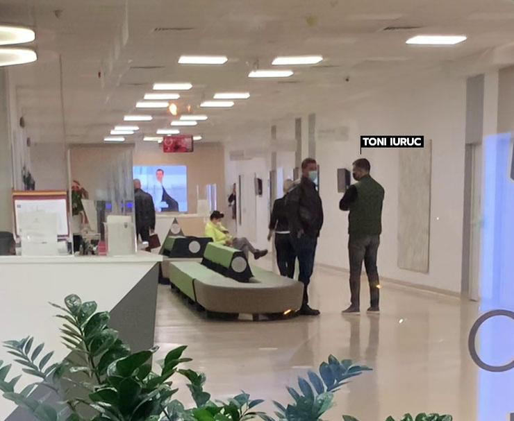 Toni Iuruc și-a vizitat mama în spital. Soțul Simonei Halep s-a plimbat agitat pe holuri și a vorbit cu medicii