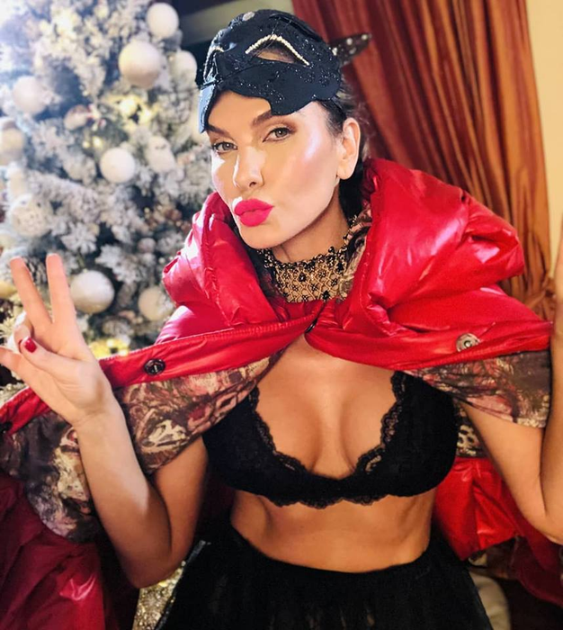 Anna Lesko, cu sânii la vedere lângă bradul de Crăciun