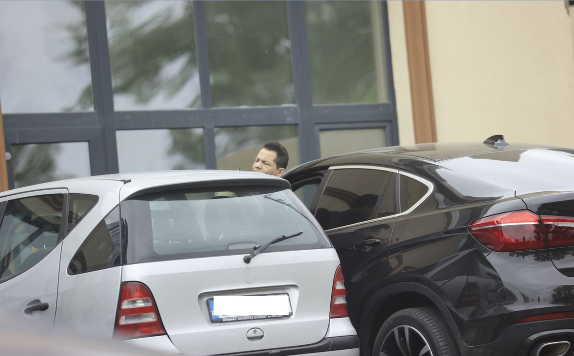 Lui Jean de la Craiova i s-a părut ceva în neregulă la mașină (Foto: CANCAN.RO)