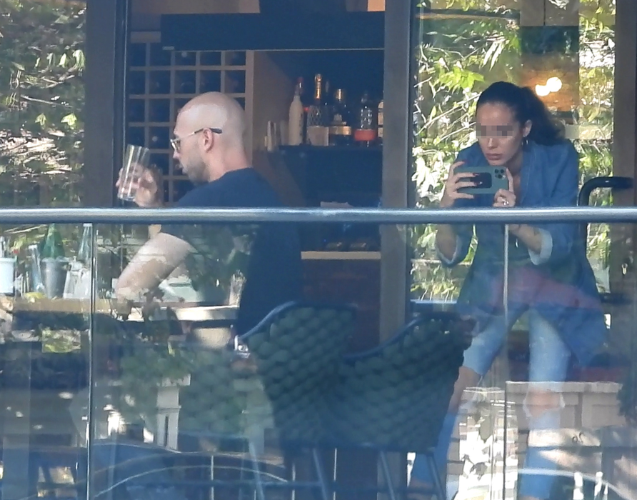 Andrew Cobra Tate, fratele celebrului Tristat Tate, a făcut o ședință foto chiar pe terasa unui restaurant din București
