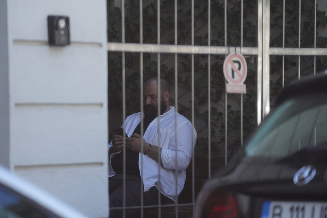 Adrian Hădean așteaptă să ia loc pe scaunul medicului stomatolog, dar are emoții și vorbește la telefon (Foto: CANCAN.RO)