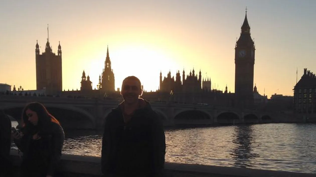 Are doar 96 de centimentri si face cele mai mari mafii in Anglia! Cum arata piticul teribil care a vrut sa vina in Romania in...