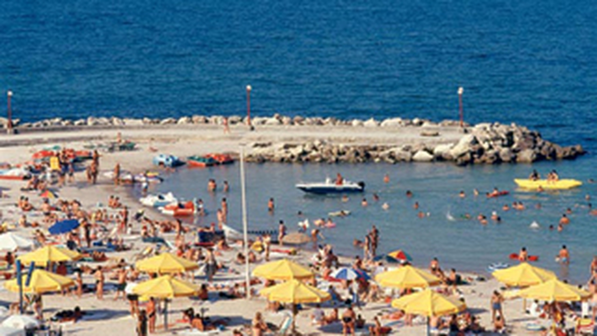Peste doua milioane de turisti au vizitat anul acesta litoralul romanesc!