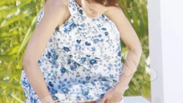 Imagini de colectie! Raluca Lazarut - cu chilotii in vine, Ramona Gabor - cracanata si sforaind pe plaja! Vedetele din showbiz, campioane la gafe in 2011