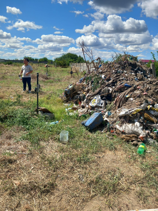 O femeie a aruncat un camion de gunoaie într-un cimitir din Craiova. Imagini ireale în România anului 2023