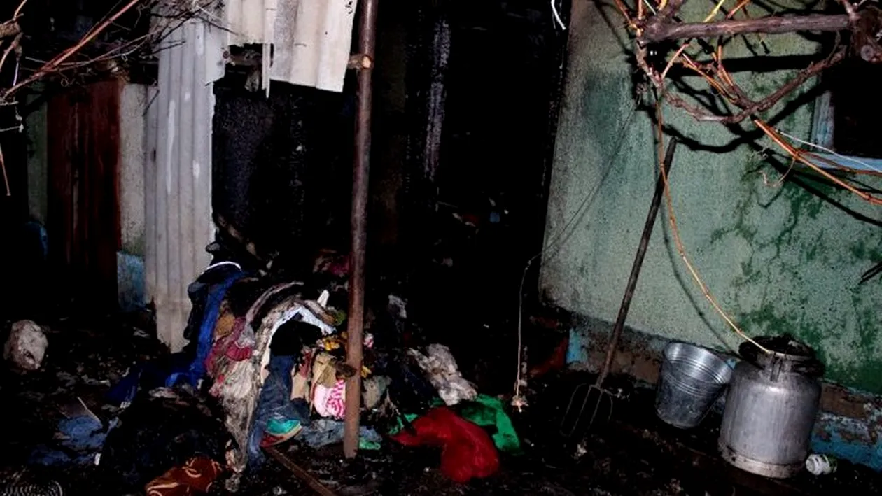 A trăit cu mortul în casă şase luni! Dezvăluiri şocante în cazul celor trei copiii arşi de vii în casă