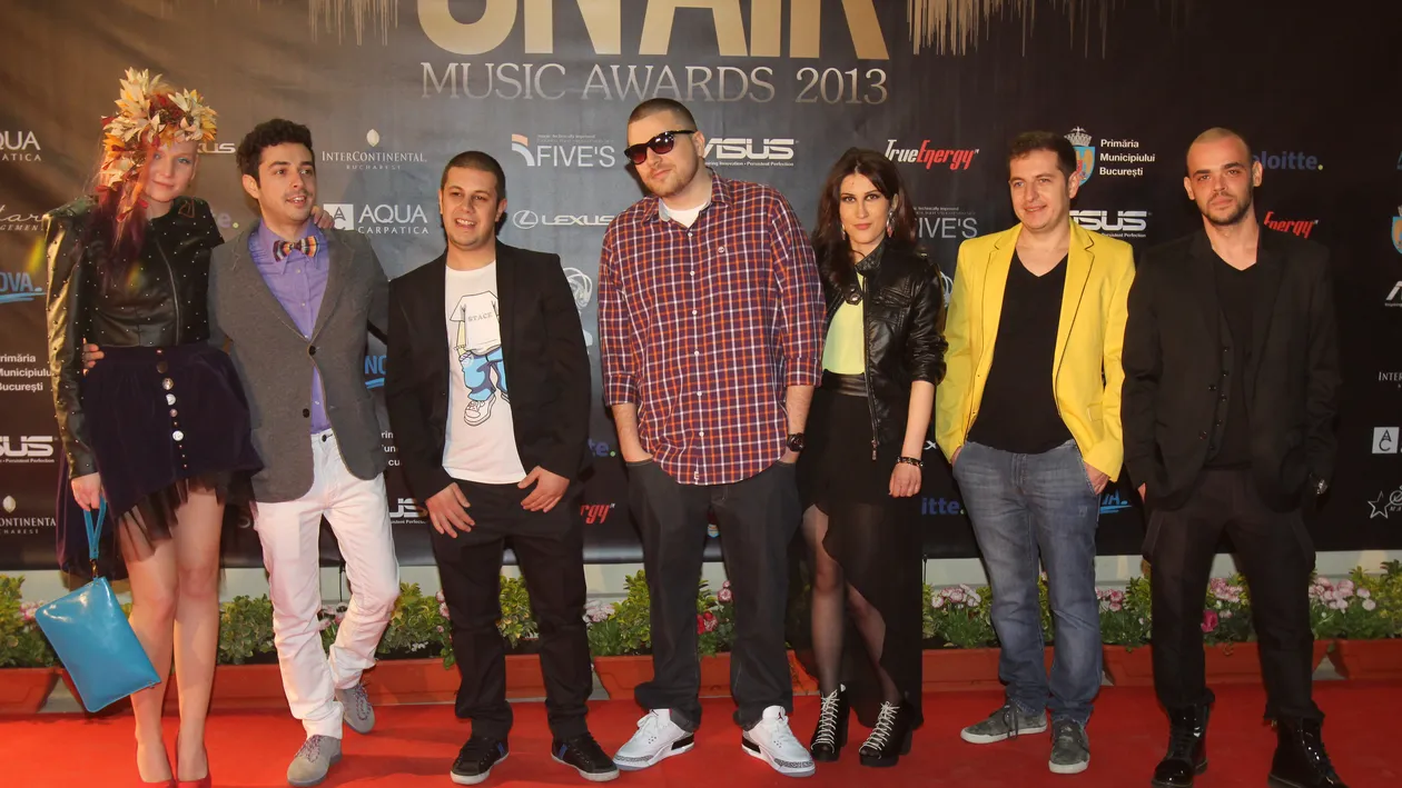 Moga a vrut sa rupa gura targului si a facut-o! A iesit in lume la bratul unei tipe… ciudate! Imagini-soc!